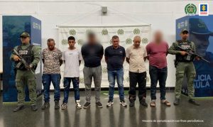 En la imagen están los 4 procesados con dos servidores del Gaula de la Policía a los lados