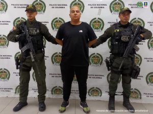 En la fotografía aparece el capturado junto a dos agentes del Gaula de la Policía Nacional. En la parte superior se observa un banner de la Policía Nacional