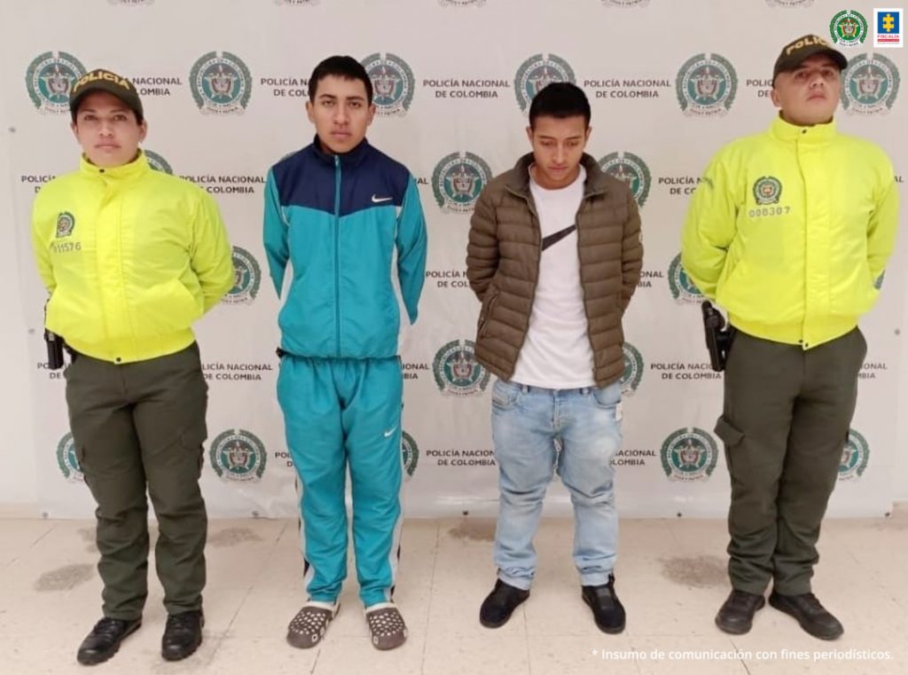En la fotografía aparecen los dos capturados junto a dos agentes de la Policía Nacional. En la parte superior está un banner de la Policía Nacional