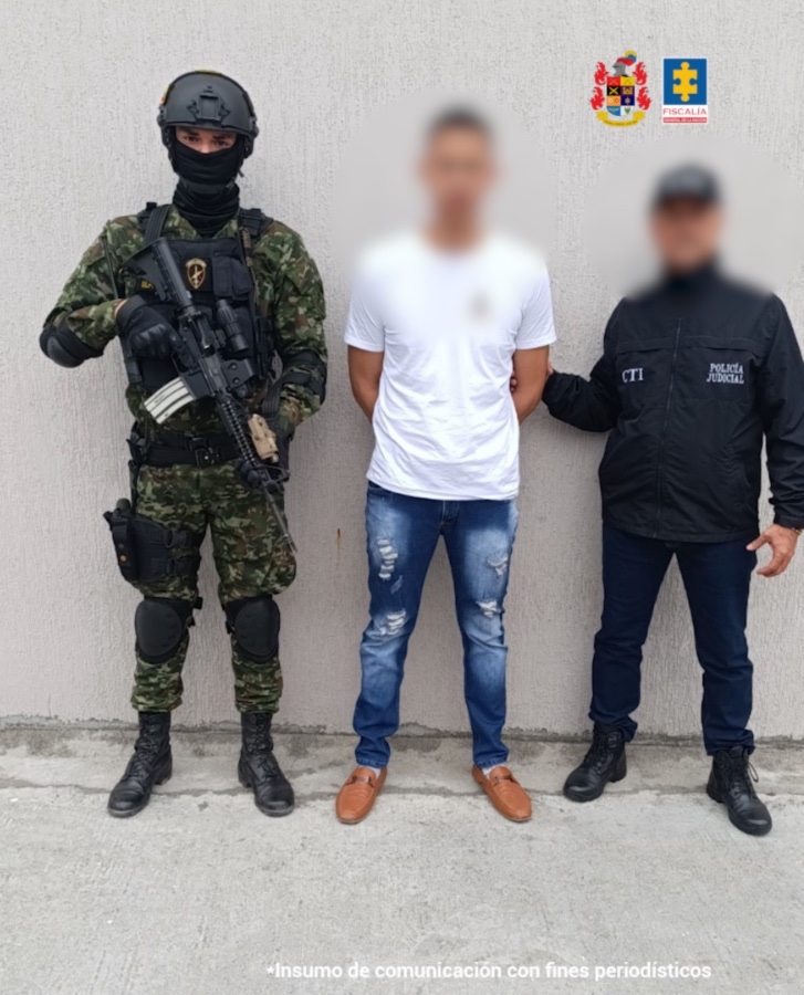 El procesado se encuentra custodiada por un servidor del Cuerpo Técnico de Investigación y un uniformado del Gaula del Ejército Nacional.