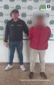 En la fotografía aparecen capturados junto a personal de Fiscalía General de la Nación. En la parte posterior de la imagen se ven banners de Policía Nacional y la Fiscalía General de la Nación.