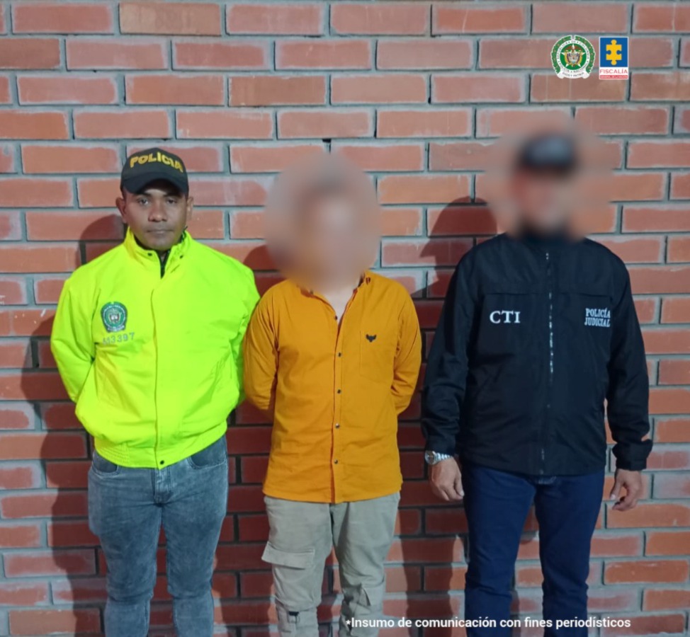 El capturado se encuentra de frente y custodiado por un servidor del Cuerpo Técnico de Investigación CTI y un uniformado de la Policía Nacional