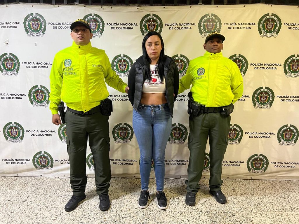 En la fotografía está la procesada con dos servidores de la Sijín de la Policía Nacional a los lados