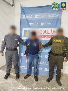 El procesado se encuentran esposado y en custodia por un servidor del Cuerpo Técnico de Investigación CTI y de la Policía Nacional del Putumayo.