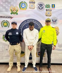 En la fotografía aparece el capturado junto a dos agentes de la Policía Nacional