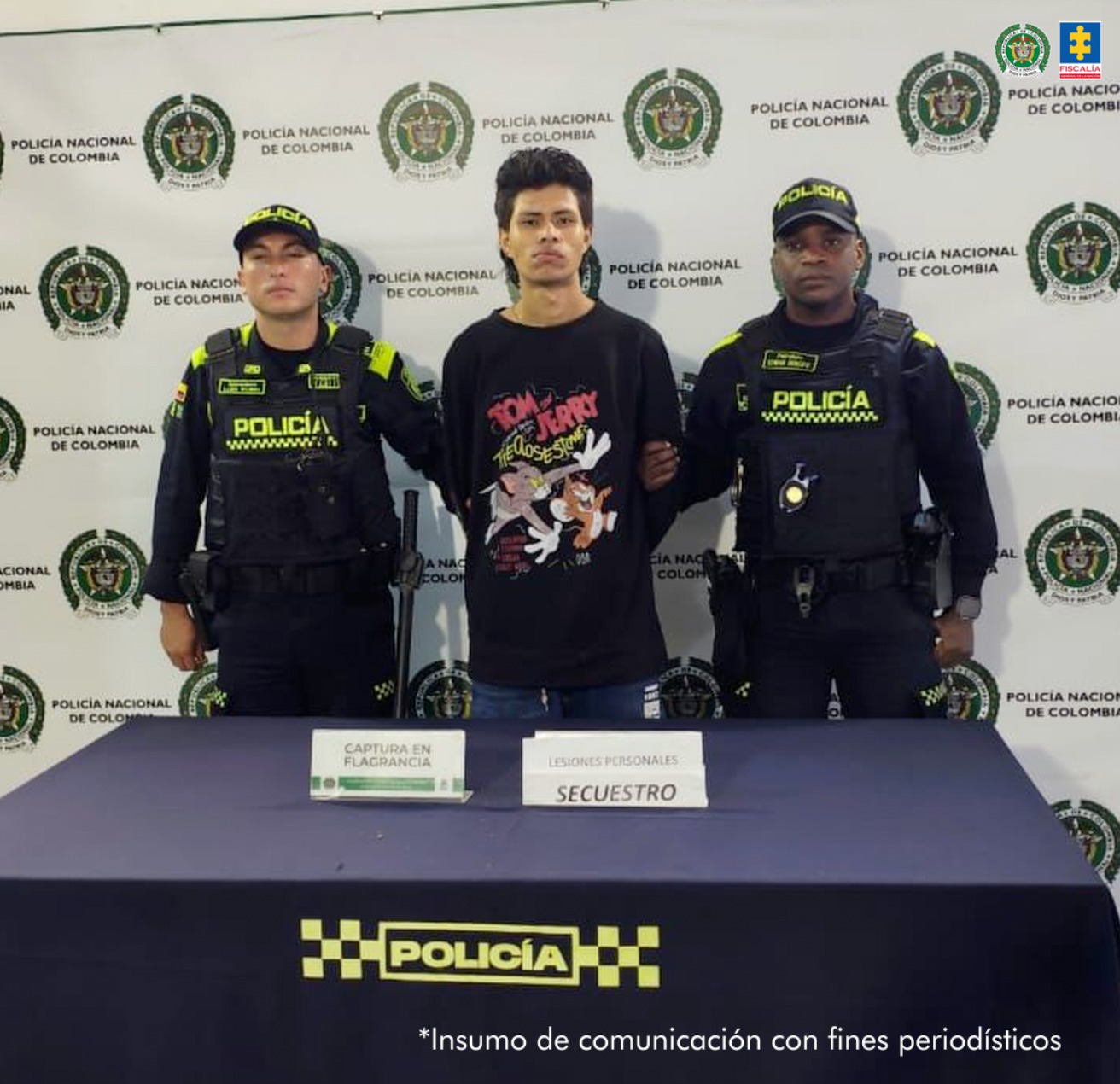 En la imagen aparece el procesado en medio de dos uniformados de la Policía Nacional.