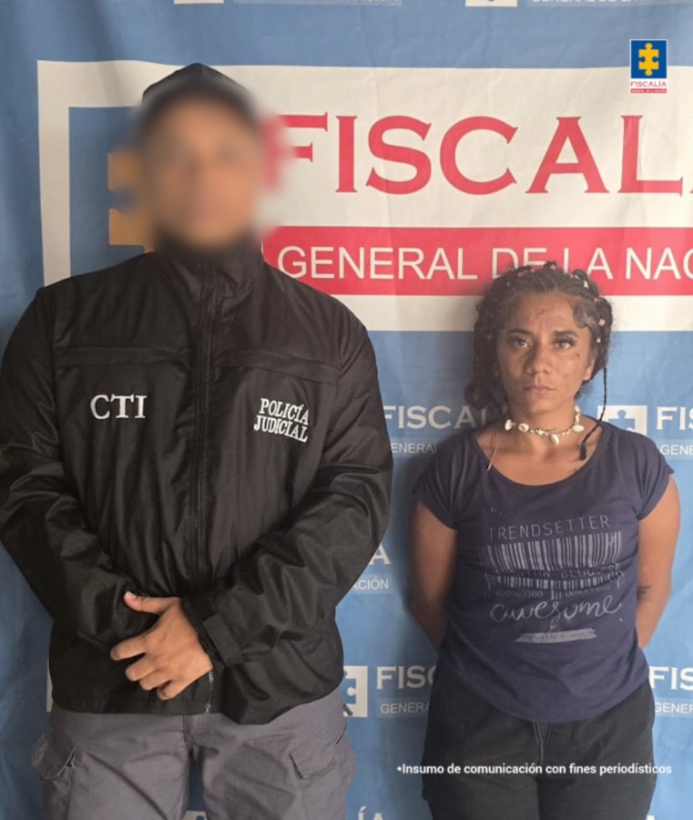 En la imagen aparece la procesada al lado de un servidor del Cuerpo Técnico de Investigación (CTI).