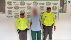 En la imagen aparece una persona detenida entre dos uniformados de la Policía.