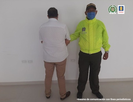 En la imagen se aprecia una persona capturada, junto a un uniformado de la Policía.