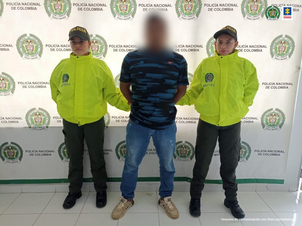 En la imagen se aprecia una persona capturada entre dos policías