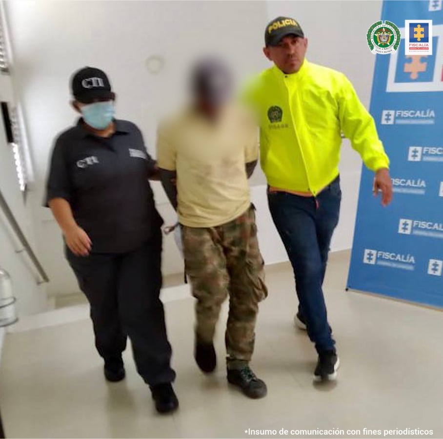 En la imagen se ve una persona capturada entre una investigadora del CTI y un funcionario de la Policía Nacional.