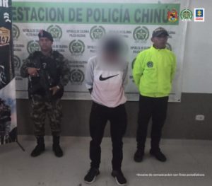En la imagen se ve una persona capturada entre dos uniformados de la Policía Nacional y el Gaula Militar.