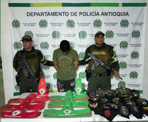  En la foto aparece el procesado junto al material incautado y en medio de 2 policías.