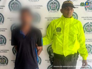  En la imagen aparece el investigado acompañado de un policía.
