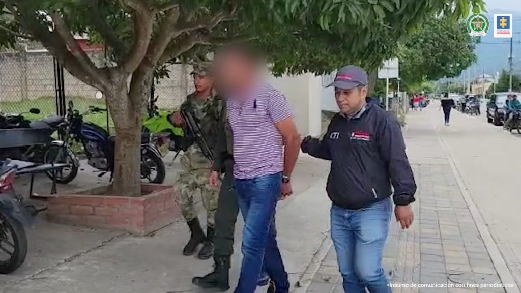 En la fotografía aparece un hombre capturado, acompañado de un uniformado del Ejército Nacional y un servidor del (CTI).