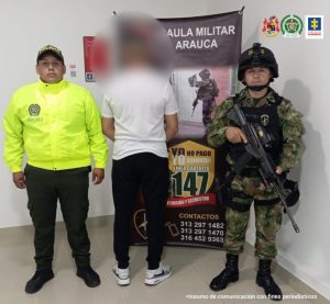 En la fotografía aparece un hombre capturado, acompañado de de uniformados de la Policía y el Ejército Nacional.