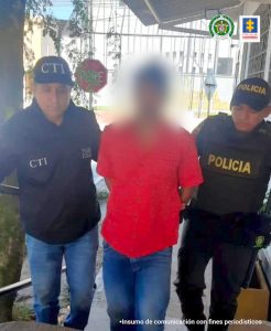 En la fotografía aparece un hombre capturado, acompañado de un servidor del Cuerpo Técnico de Investigaciones (CTI) y un uniformado de La Policía Nacional.