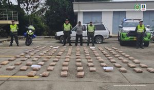 En la foto aparece el procesado en un patio acompañado de 3 uniformados de la Policía Nacional.  Distribuidos en el suelo hay numerosos paquetes, al parecer, con la sustancia incautada.