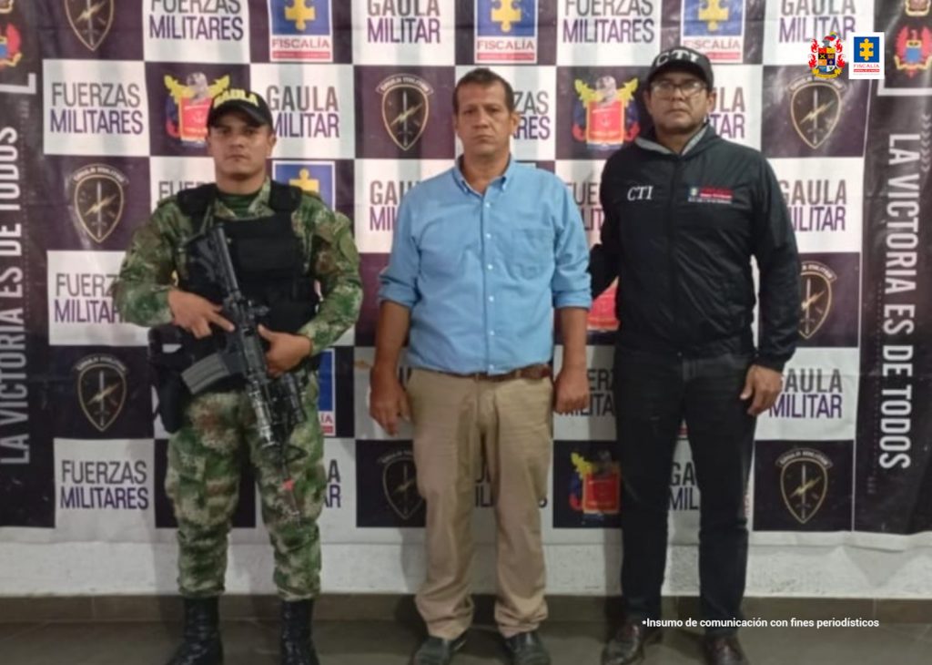 En la fotografía aparece un hombre capturado, acompañado de un servidor del CTI y un uniformado del Ejército Nacional. En la parte posterior un banner con logos de la Fiscalía y el Gaula Militar.