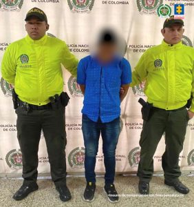   En la foto aparece el indígena en medio de dos policías.