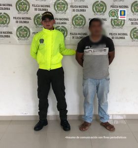 En la imagen se ve una persona capturada junto con un policía.