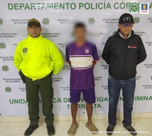 En las imágenes aparecen dos personas capturadas entre uniformados de la Policía.
