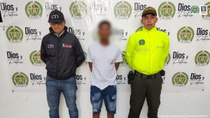 En las imágenes aparecen dos personas capturadas entre uniformados de la Policía.
