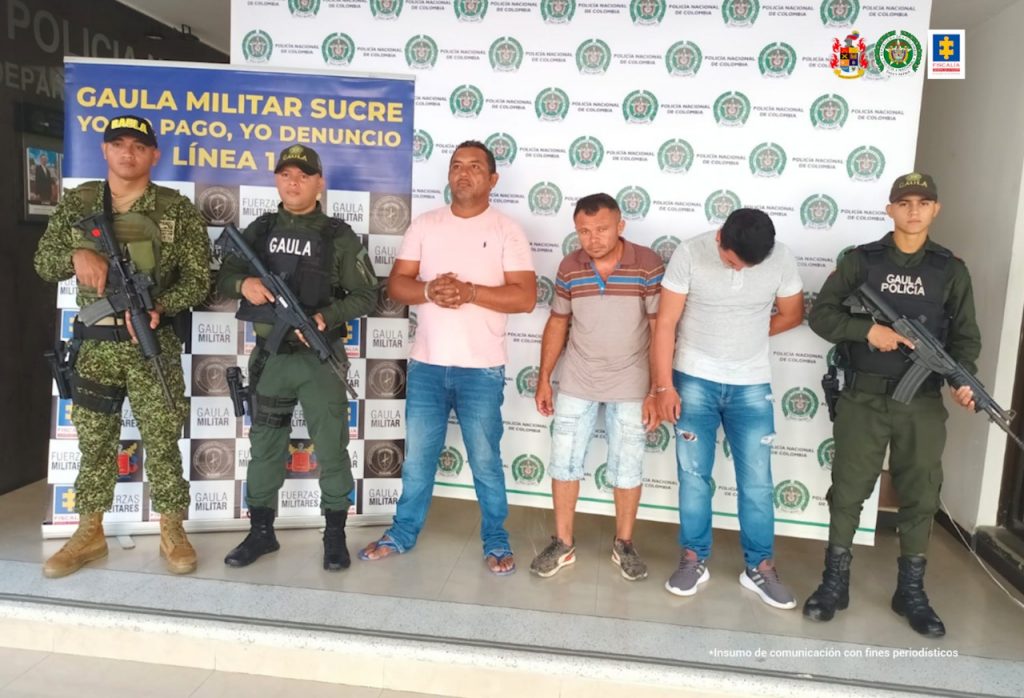 En la imagen se ven tres personas capturadas entre uniformados del Gaula.
