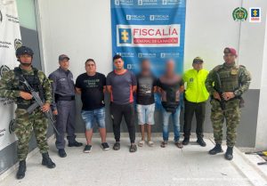  Funcionarios del Ejército Nacional y un investigador del CTI Atlántico custodian a los capturados en la instalaciones de la URI de Barranquilla.