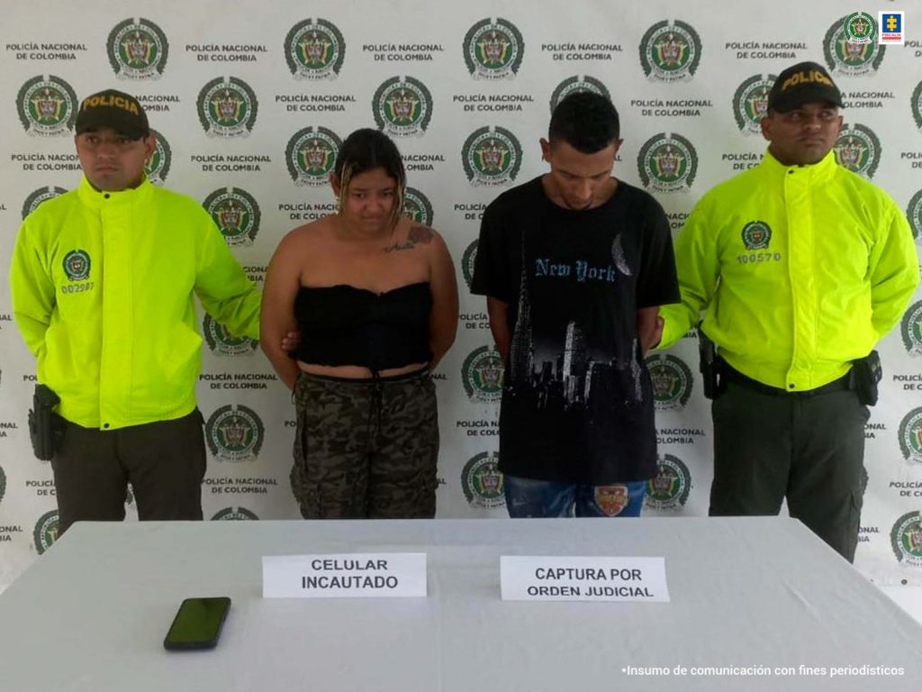 En la imagen aparecen los procesados custodiados por dos policías.