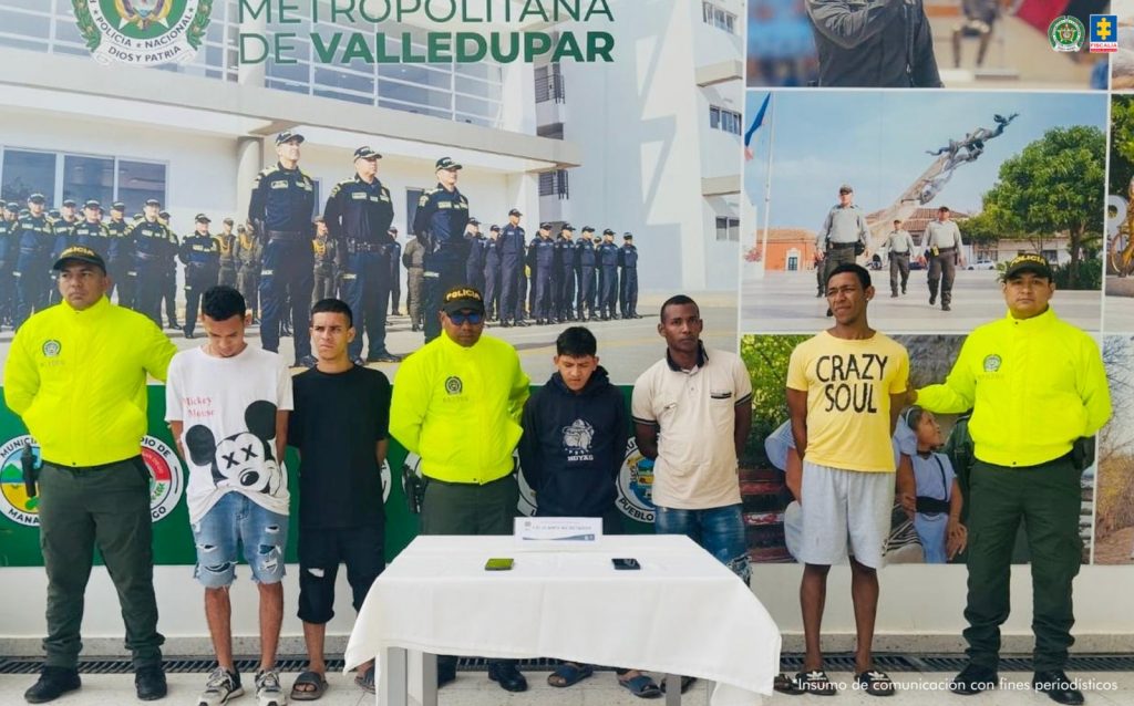 En las fotografías aparecen nueve hombres capturados, acompañados de uniformados de la Policía Nacional. En la parte posterior un banner con logos de la entidad.