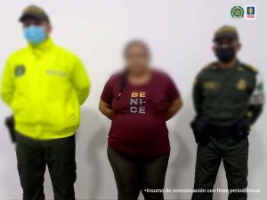 En la fotografía una mujer capturada, junto a dos uniformados de la Policía Nacional.