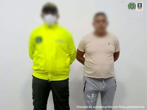 En la fotografía un hombre capturado, junto a un uniformado de la Policía Nacional.