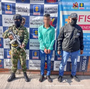El procesado se encuentran esposado y en custodia por un servidor del Cuerpo Técnico de Investigación CTI y del Ejército Nacional.
