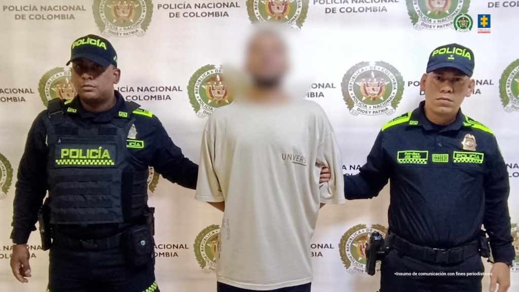 En la imagen está el procesado en medio de dos servidores de la Policía Nacional.