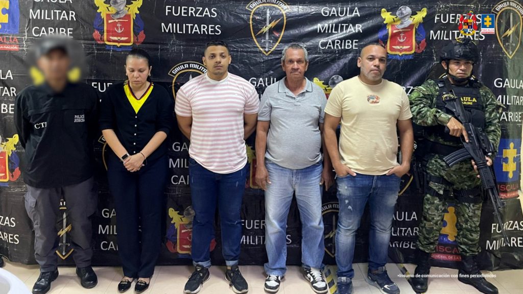 En la imagen aparecen cuatro personas detenidas, tres hombres y una mujer, entre uniformados del Gaula y las Fuerzas militares.