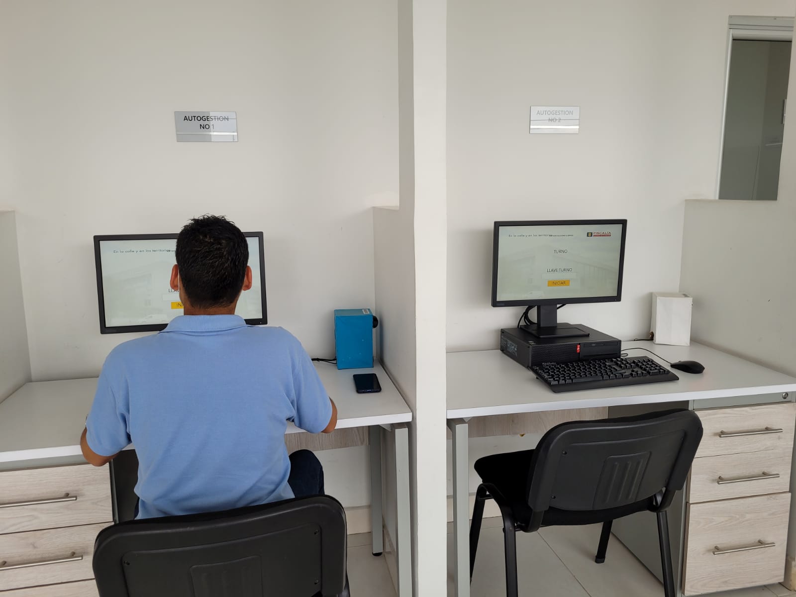 en la fotografía aparece un usuario que está accediendo al Punto de Autogestión en la sala de denuncias de la Fiscalía. 