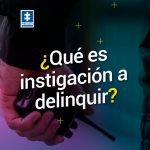 Imagen en donde se puede ver el brazo de una persona de espaldas sosteniendo un intercomunicador. en primer plano se puede leer en letras blancas "qué es instigación a delinquir? en la parte superior izquierda se puede ver el logo de la Fiscalia