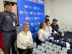En la imagen se ven cuatro directivos en una mesa, frente a un grupo de periodistas durante una Rueda de Prensa. Detrás de ellos, dos uniformados del CTI.