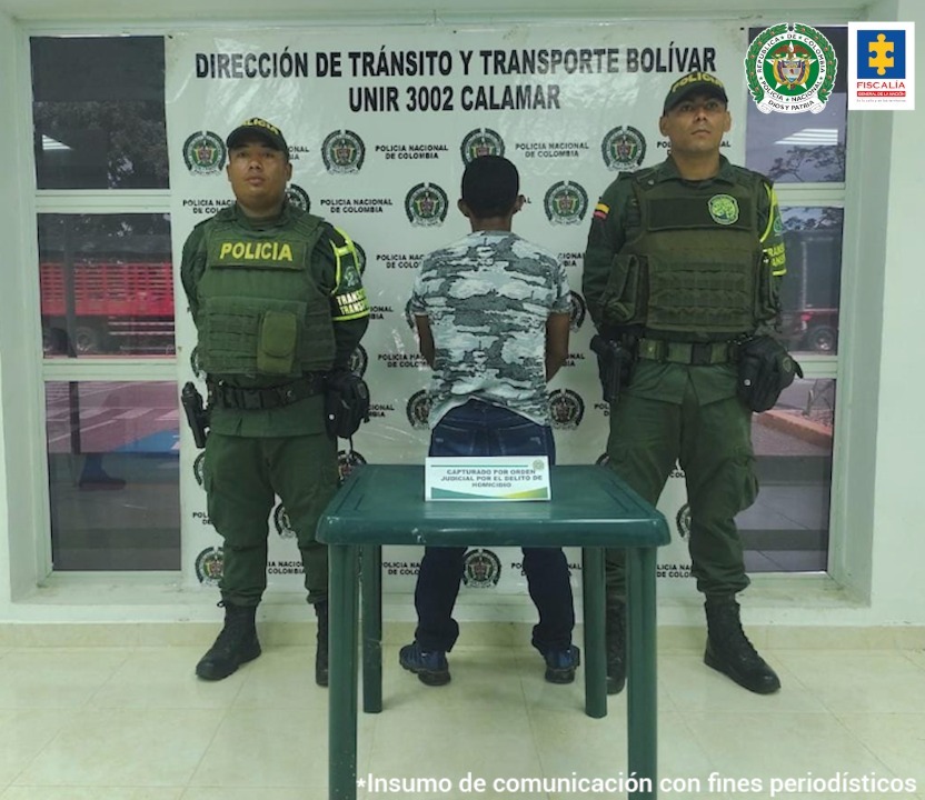 En la imagen se aprecia una persona capturada entre dos policías.