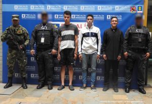 En la imagen están los 3 procesados con servidores de l CTI y el ejército con un pendpin de la Fiscalía Genreal de la Nación en la parte de atrás.