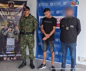Se observa al capturado junto a uniformado del Ejército Nacional y un investigador del CTI. Detrás de ellos los banners que identifican al Ejército Nacional y a la Fiscalía General de la Nación.