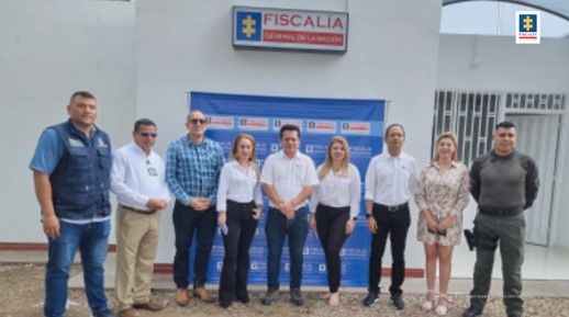 En la fotografía se aprecia el equipo de trabajo de la Fiscalía de la Seccional Arauca junto a funcionarios de la Alcaldía y un uniformado de la Policía Nacional, detrás de ellos se observa el banner de la Fiscalía General de la Nación