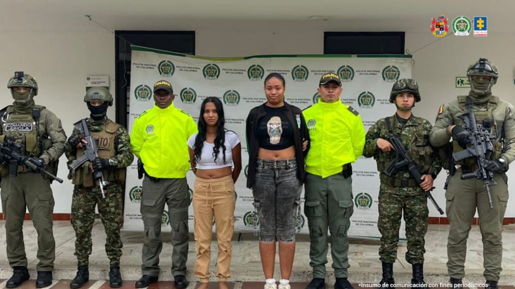 En la fotografía aparecen las dos capturadas junto a cuatro integrantes de la Policía Nacional y dos soldados del Ejército. En la parte superior está un banner de la Policía.