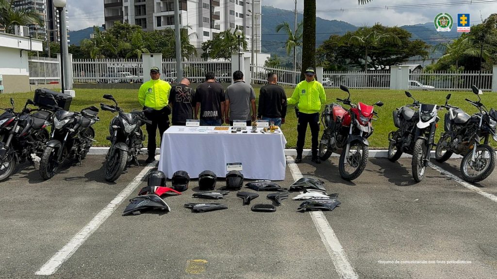 En el registro fotográfico, los investigados, acompañados por dos uniformados de la Policía Nacional.