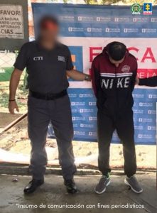 En la imagen se ve a un hombre capturado junto a dos uniformados del CTI.