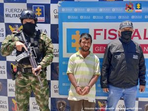 ¡El procesado se encuentran esposado y en custodia por un servidor del Cuerpo Técnico de Investigación CTI, y Ejército Nacional.