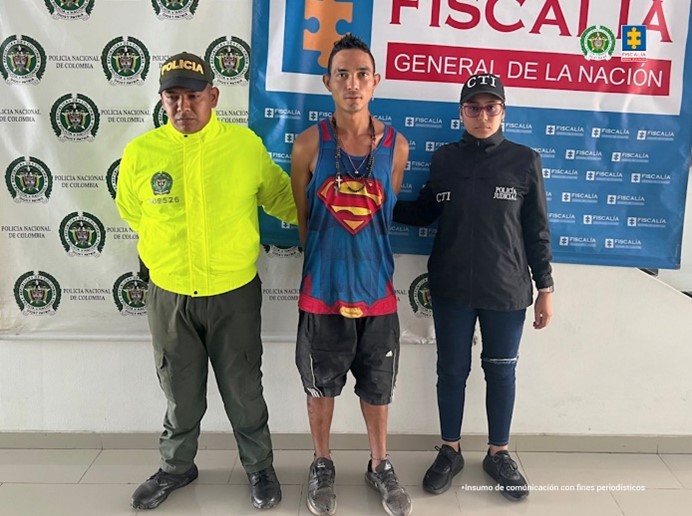 Martha Mancera, Fiscal Mancera, Fiscal Martha Mancera Se visualiza al capturado junto a un uniformado de la Policía Nacional y a una investigadora del CTI. Detrás se ubica el banner que identifica a la Fiscalía General de la Nación.