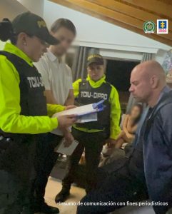 Martha Mancera, Fiscal Mancera, Fiscal Martha Mancera En la imagen está el procesado sentado con un hombre que traduce los derechos del capturado que leen dos servidores de la Policía Nacional