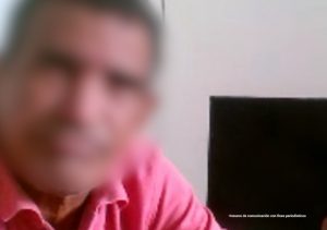 En la imagen aparece una persona de camisa rosada en medio de una audiencia.